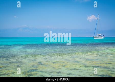 Schöner Strand mit weißem Sand und blauem Wasser Stockfoto