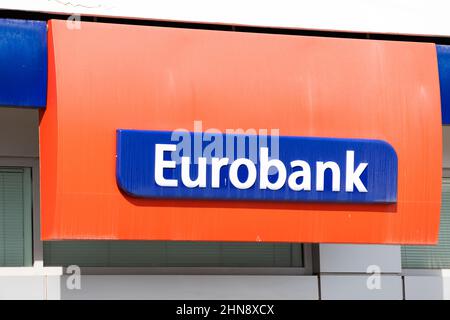 25. Oktober 2021, Neos Marmaras, Griechenland: Eurobank-Beschilderung am Eingang der Bankabteilung. Geld und Finanzen in Europa Stockfoto