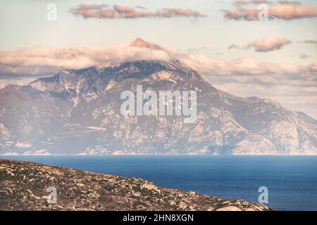 Der berühmte heilige Berg Athos in Griechenland. Blick auf den Sonnenuntergang von der Halbinsel Sithonia in Chalkidiki. Wallfahrt und religiöse Anbetung Stockfoto