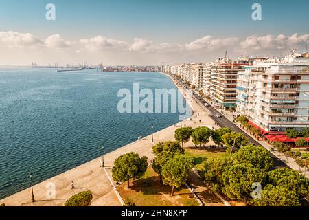 Luftpanorama über die Promenade der Stadt Thessaloniki mit Fassaden von Gebäuden und einem Fußweg entlang des Meeres vom Weißen Turm Aussichtsturm Stockfoto