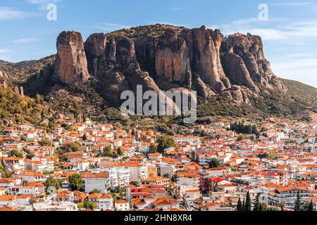 Luftaufnahme der Stadt Kalambaka in der Nähe der berühmten Klöster Meteora. Das Konzept der touristischen Unterkunft und Hotelgeschäft in Griechenland. Stockfoto