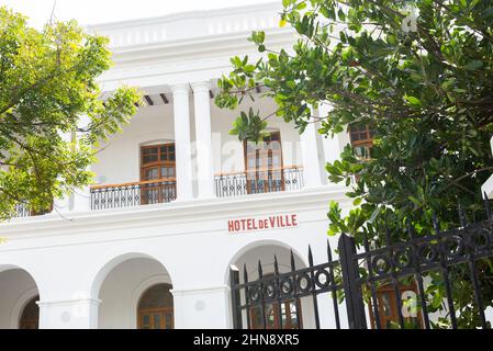 PONDICHERRY, Indien - 15th. Februar 2022: Das endlich restaurierte Rathaus von Pondicherry, das für die Bürger geöffnet werden kann. Stockfoto