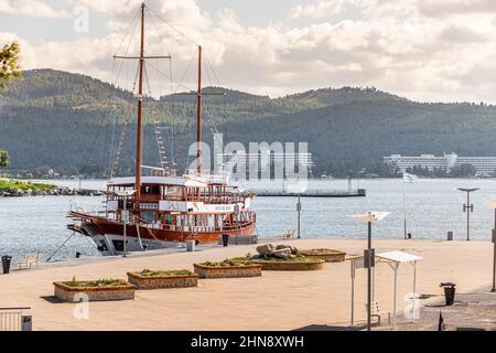 25. Oktober 2021, Neos Marmaras, Griechenland: Yachthafen mit teuren geparkten Yachten und Kreuzfahrtbooten. Badeurlaub an der Küste Stockfoto