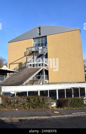 High School in Mayen, Megina Gymnasium - während in der Nähe und leer an einem Sonntagmorgen Stockfoto