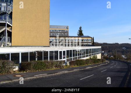 High School in Mayen, Megina Gymnasium - während in der Nähe und leer an einem Sonntagmorgen Stockfoto