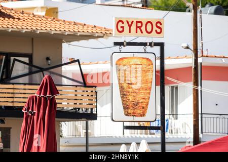 25. Oktober 2021, Neos Marmaras, Griechenland: Außenwerbung und ein Schild vor dem Eingang zu einem Street-Food-Restaurant mit Gyros Stockfoto