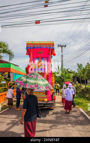 Thailänder in einer großen Gruppe einer Trauerprozession in Thailand Stockfoto