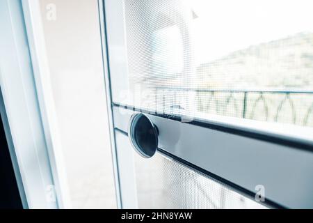 Moskitonetz an der Tür. Schutz vor blutsaugenden Insekten im Sommer Stockfoto