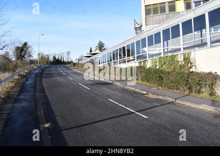 Steile Kurve auf dem Hügel mit dem Gymnasium, Gymnasium Mayen Stockfoto