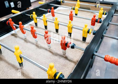 Tischfußball ist ein erschwingliches und aufregendes Spiel für eine Gruppe von Freunden jeden Alters Stockfoto