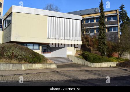 High School in Mayen, Megina Gymnasium - während in der Nähe und leer an einem Sonntagmorgen Stockfoto