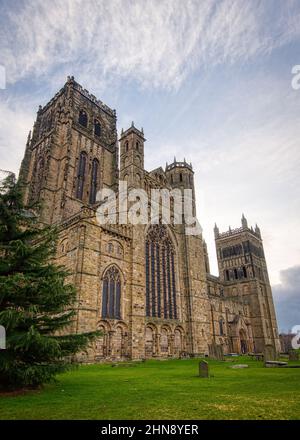 Eine Ansicht im Hochformat der historischen, markanten Kathedrale von Durham Stockfoto