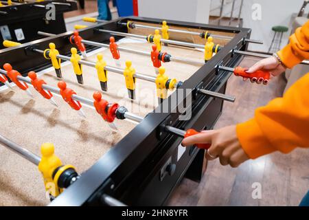 Tischfußball ist ein erschwingliches und aufregendes Spiel für eine Gruppe von Freunden jeden Alters Stockfoto