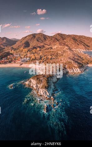 Vertikale Luftaufnahme von Felsen und Klippen in der Region Chalkidiki - Kalamitsi auf der Halbinsel Sithonia. Besuch in Griechenland und Urlaubskonzept Stockfoto