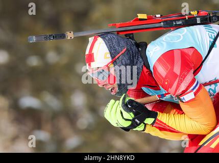 Zhangjiakou (Hebei. 15th. Februar 2022. Yan Xingyuan aus China tritt während der Biathlon-Männer-4x7,5-km-Staffel der Olympischen Winterspiele 2022 in Peking am 15. Februar 2022 in Zhangjiakou, der nordchinesischen Provinz Hebei, an. Kredit: Ding Ting/Xinhua/Alamy Live Nachrichten Stockfoto