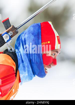 Zhangjiakou (Hebei. 15th. Februar 2022. Zhu Zhenyu aus China tritt während der Biathlon-Männer-4x7,5-km-Staffel der Olympischen Winterspiele 2022 in Peking am 15. Februar 2022 in Zhangjiakou, der nordchinesischen Provinz Hebei, an. Kredit: Ding Ting/Xinhua/Alamy Live Nachrichten Stockfoto