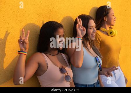 Drei Freundinnen, Die In Der Stadt Hängen. Weiblichkeit Konzept. Stockfoto