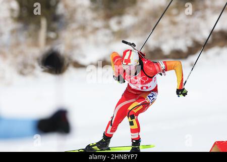 Zhangjiakou (Hebei. 15th. Februar 2022. Cheng Fangming aus China tritt während der Biathlon-Männer-4x7,5-km-Staffel der Olympischen Winterspiele 2022 in Peking am 15. Februar 2022 in Zhangjiakou, der nordchinesischen Provinz Hebei, an. Kredit: Ding Ting/Xinhua/Alamy Live Nachrichten Stockfoto