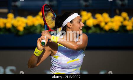 Caroline Garcia aus Frankreich im Einsatz gegen Barbora Krejcikova aus der Tschechischen Republik während der ersten Runde der Dubai Duty Free Tennis Championships WTA 1000 2022 am 14. Februar 2022 im Aviation Club Tennis Center in Dubai, VAE - Foto: Rob Prange/DPPI/LiveMedia Stockfoto