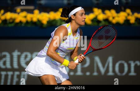 Caroline Garcia aus Frankreich im Einsatz gegen Barbora Krejcikova aus der Tschechischen Republik während der ersten Runde der Dubai Duty Free Tennis Championships WTA 1000 2022 am 14. Februar 2022 im Aviation Club Tennis Center in Dubai, VAE - Foto: Rob Prange/DPPI/LiveMedia Stockfoto