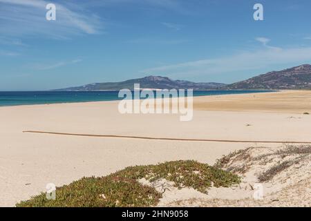 Strand bei Tarifa zwischen Atlantik und Mittelmeer Stockfoto