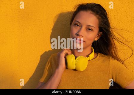 Frau steht mit legerer Kleidung und Platz zum Kopieren. Erfolgreiche lächelnde Frau mit großem Lächeln, die auf die Kamera schaut. Schöne positive Frau vor Stockfoto