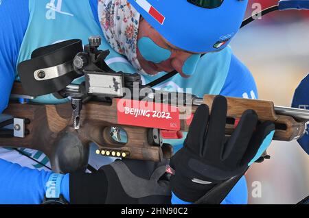 Zhangjiakou, Chinas Provinz Hebei. 15th. Februar 2022. Tommaso Giacomel aus Italien tritt während der 4x7,5-km-Staffel von Biathlon-Männern im Nationalen Biathlon-Zentrum in Zhangjiakou, nordchinesische Provinz Hebei, am 15. Februar 2022 an. Kredit: Guo Cheng/Xinhua/Alamy Live Nachrichten Stockfoto