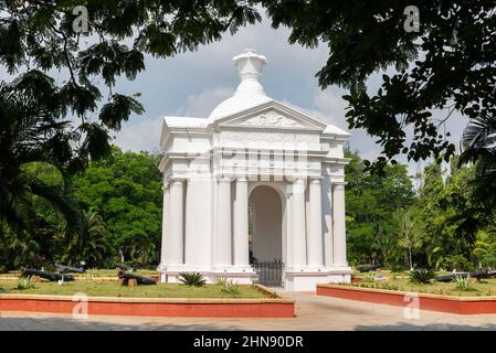 PONDICHERRY, Indien - 15th. Februar 2022: Aayi Mandapam, das Parkdenkmal im Bharathi Park, ist ein perelfenweißes Gebäude, das während der Herrschaft Napoleons erbaut wurde Stockfoto