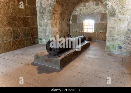 Die Zitadelle von Qaitbay oder das Fort von Qaitbay ist eine Verteidigungsfestung aus dem 15th. Jahrhundert an der Mittelmeerküste. Ganz normale Menschen gehen in die Nähe Stockfoto