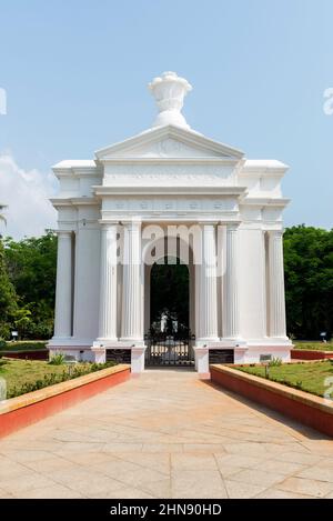 PONDICHERRY, Indien - 15th. Februar 2022: Aayi Mandapam, das Parkdenkmal im Bharathi Park, ist ein perelfenweißes Gebäude, das während der Herrschaft Napoleons erbaut wurde Stockfoto