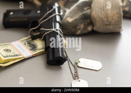 Pistole mit Dogtags. Konzept von Dienst und Dienst in US-Streitkräfte. Veteranenkonzept Stockfoto