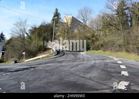 Steile Kurve auf dem Hügel mit dem Gymnasium, Gymnasium Mayen Stockfoto
