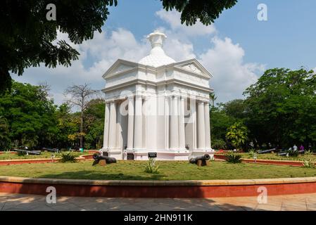 PONDICHERRY, Indien - 15th. Februar 2022: Aayi Mandapam, das Parkdenkmal im Bharathi Park, ist ein perelfenweißes Gebäude, das während der Herrschaft Napoleons erbaut wurde Stockfoto