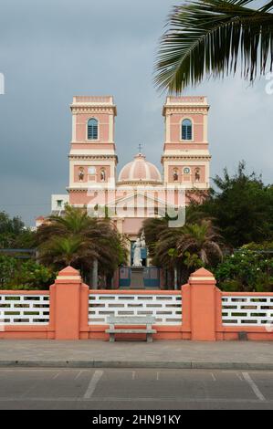 PONDICHERRY, INDIEN - Februar 2020: Die Kirche Notre Dame des Anges an der Strandpromenade am Meer Stockfoto