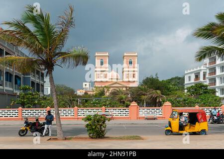 PONDICHERRY, INDIEN - Februar 2020: Die Kirche Notre Dame des Anges an der Strandpromenade am Meer Stockfoto