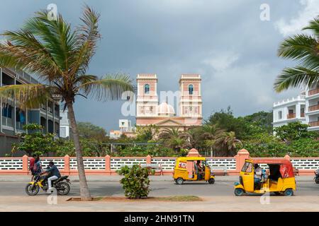 PONDICHERRY, INDIEN - Februar 2020: Die Kirche Notre Dame des Anges an der Strandpromenade am Meer Stockfoto