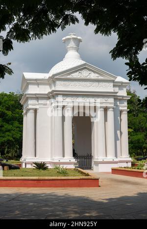 PONDICHERRY, Indien - 15th. Februar 2022: Aayi Mandapam, das Parkdenkmal im Bharathi Park, ist ein perelfenweißes Gebäude, das während der Herrschaft Napoleons erbaut wurde Stockfoto