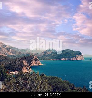 Malerischer Blick auf Felsen an einem sonnigen Tag vom Meer aus. Budva riviera, Montenegro. Luftaufnahme von Sveti Nikola, Budva Insel, Montenegro. Hawaii Beach Stockfoto