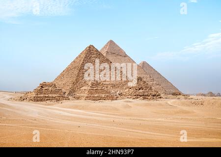 Pyramiden von Gizeh in Kairo, Ägypten. Gesamtansicht der Pyramiden vom Gizeh Plateau drei und Satellitspyramiden auf der Vorderseite. Weiter in Ordnung Pyramide von Menkaur Stockfoto