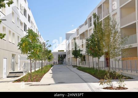 Residence Coeur de Garonne, moderne Wohnanlage auf ehemaligem Industriegebiet im Bastide-Viertel von Bordeaux, Frankreich Stockfoto