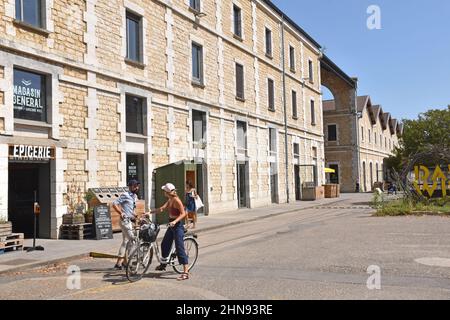 Darwin Ecosystème, eine ehemalige Militärbaracke in Bordeaux, recycelt in ‘Alternative’-Entwicklung, Umweltschutz und viele andere Projekte Stockfoto