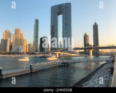 Dubai, Vereinigte Arabische Emirate - 2nd. Januar 2021 : ikonische architektonische Wunder an der Uferpromenade direkt gegenüber der künstlichen Insel Bluewaters. Stockfoto