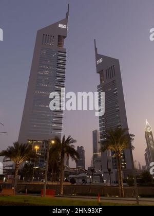 Dubai, Vereinigte Arabische Emirate - 3rd. September 2021 : Blick auf die legendären Emirates Towers in der Abenddämmerung, entworfen von NORR Group Consultants International. Stockfoto