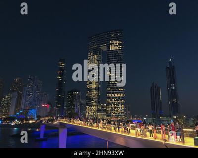 Dubai, Vereinigte Arabische Emirate - 2nd. Januar 2021 : Besucher der künstlichen Insel namens Bluewaters Island, die einen herrlichen Blick auf die Nacht bietet Stockfoto