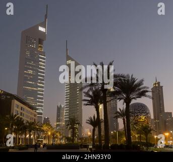 Dubai, Vereinigte Arabische Emirate - 3rd. September 2021 : wunderschön erleuchtete Stadtlandschaft Dubais in der Dämmerung mit Blick auf die Emirates Twin Towers und das Museum of Stockfoto