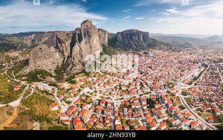 Panorama-Luftaufnahme der Stadt Kalabaka in der Nähe der berühmten Klöster auf den Spitzen der Steinsäulen in Meteora. Das Konzept der touristischen Unterkunft Stockfoto