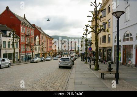 Bergen, Norwegen - 24th. Mai, 2017 : wunderschöne und farbenfrohe klassische Gebäude und Kopfsteinpflasterstraßen der Stadt Bergen, der zweitgrößten Stadt von Bergen Stockfoto