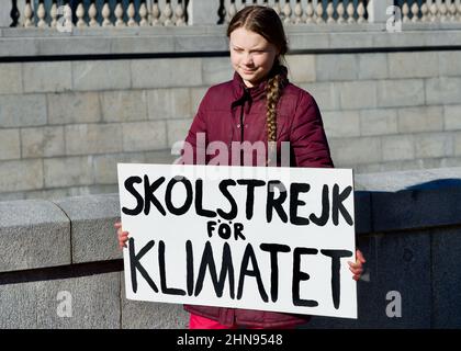 STOCKHOLM, SCHWEDEN - 22. MÄRZ 2019: Greta Thunberg demonstriert vor dem schwedischen Parlament. Stockfoto