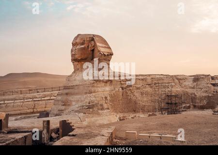 Die Pyramiden und die Sphinx in der Dämmerung, am Abend Blick auf Gizeh, Ägypten Stockfoto