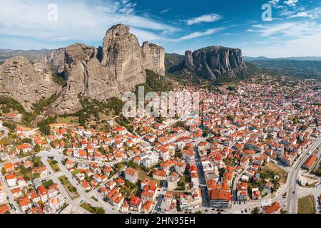 Panorama-Luftaufnahme der Stadt Kalabaka in der Nähe der berühmten Klöster auf den Spitzen der Steinsäulen in Meteora. Das Konzept der touristischen Unterkunft Stockfoto